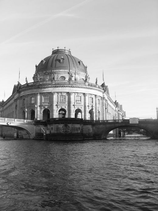 Bode Museum von der Spree aus gesehen